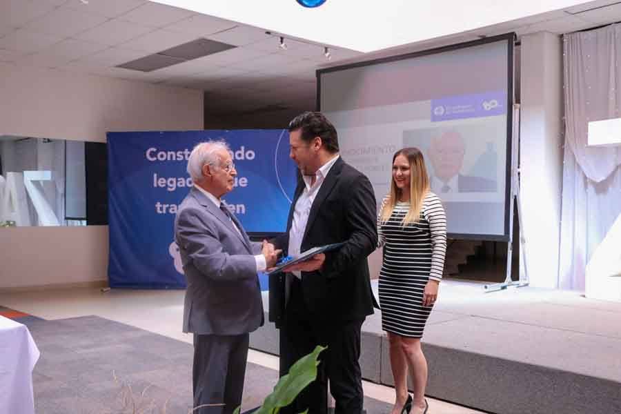 Dr. Enrique, recibiendo el premio