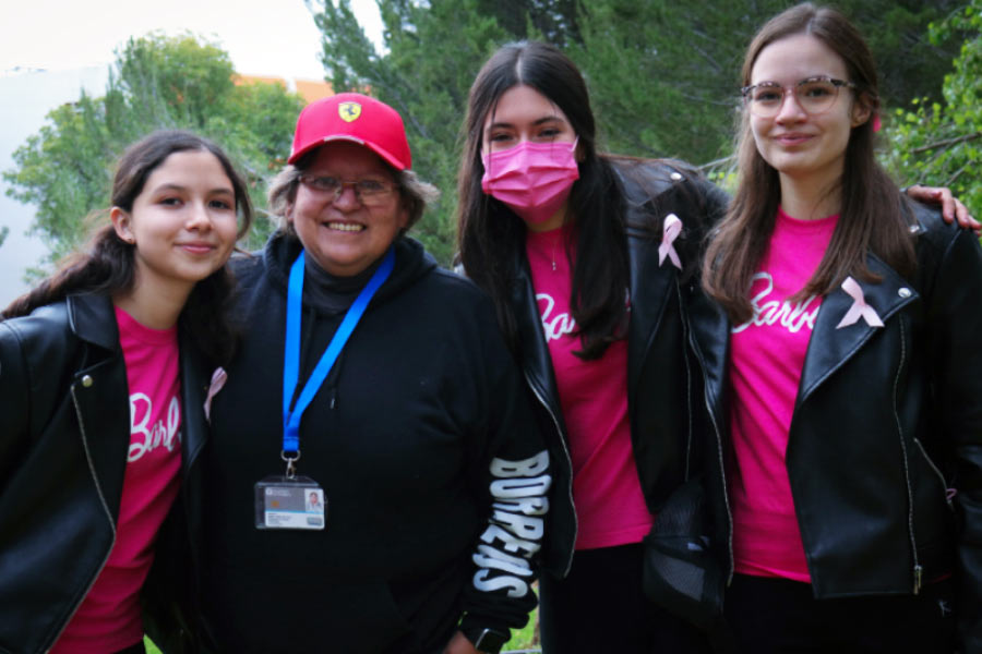 Las ganadoras del equipo Barbie junto a la profesora Yolanda López