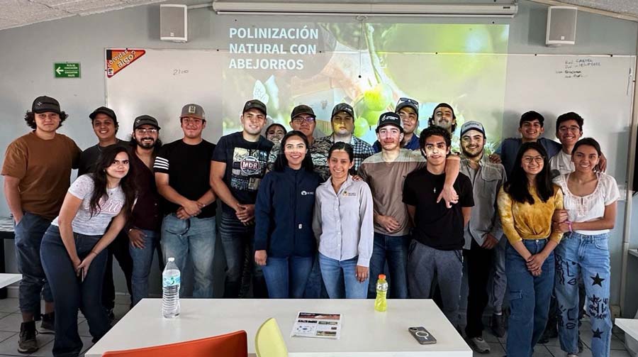 Alumnos del Tec Qro finalizando la presentación ante el socio formador