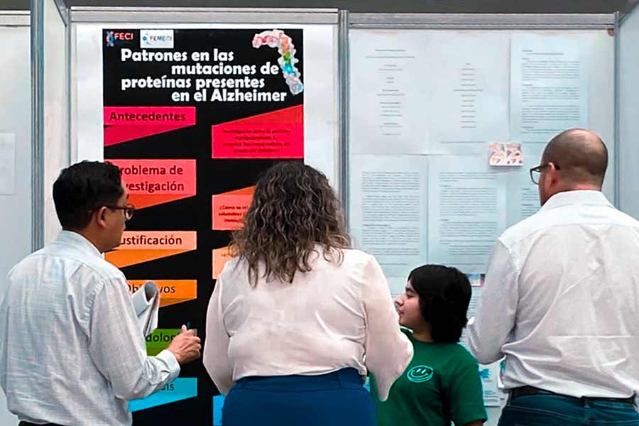 Tres estudiantes de PrepaTec explican su proyecto sobre mutaciones en proteínas relacionadas con el Alzheimer en la Feria Estatal de Ciencias e Ingenierías.