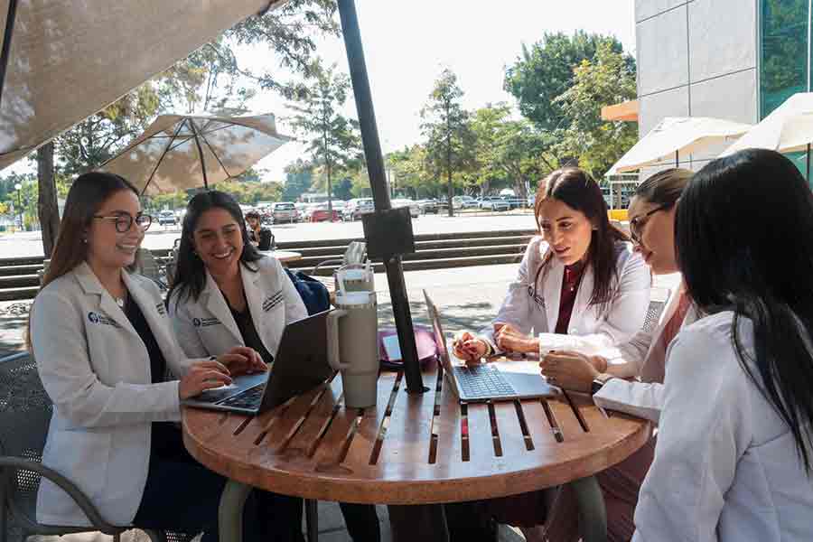 Invesitigación en nutrición sobre niños con parálisis, realizada por equipo de alumnas del Tec Guadalajara. 