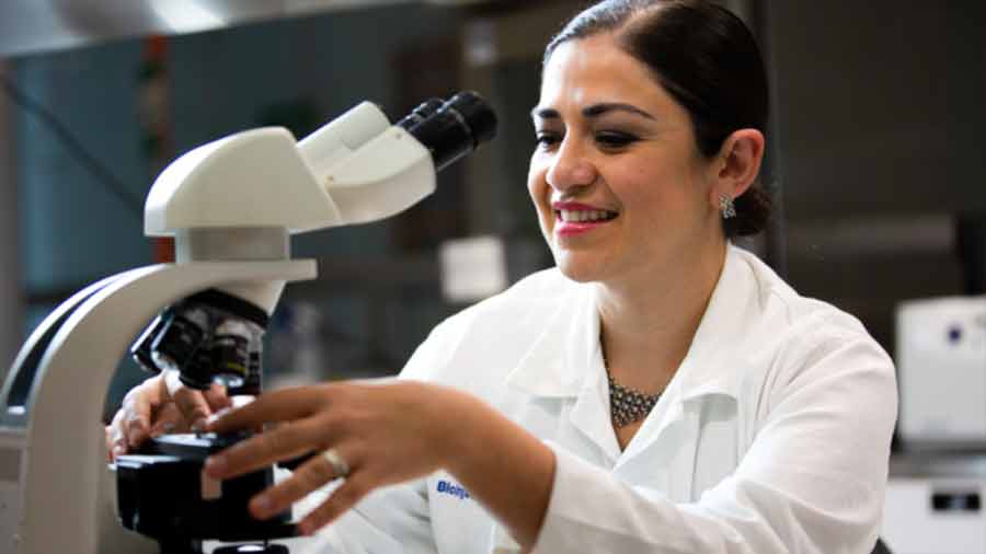 Janeth fue galardonada con el Premio Rómulo Garza 2021, el máximo galardón que otorga el Tec de Monterrey 