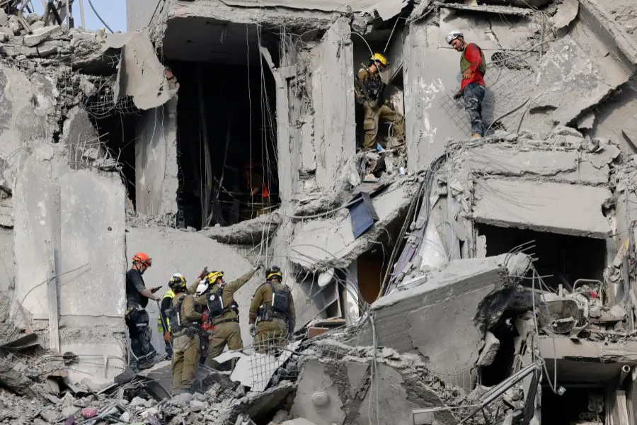 Trabajadores de emergencia en Beersheba