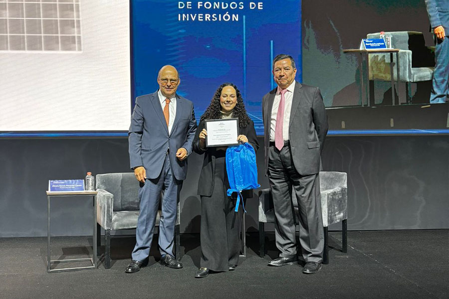 Alumna posando con dos empresarios mientras recibe su dipoloma de segundo lugar del concurso de videos Fondos de Inversión.. 