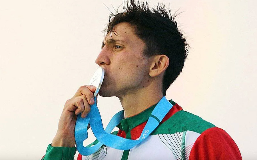 Ismael Hernandez con su medalla olímpica