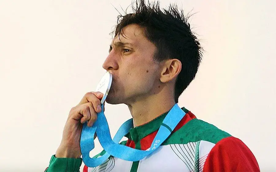 Ismael Hernandez con su medalla ol&iacute;mpica