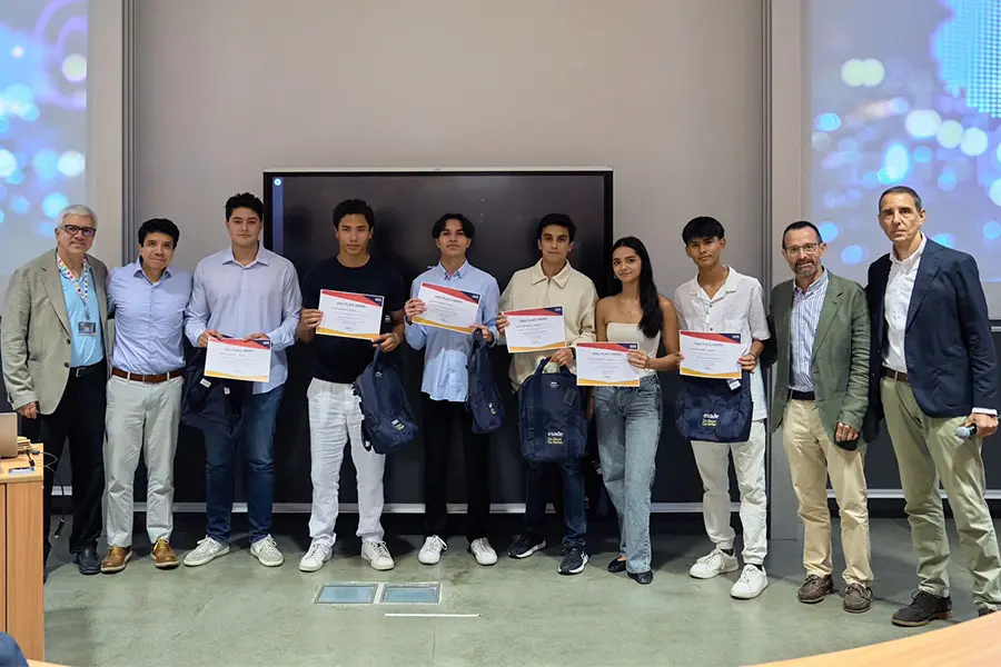 Jacobo Palafox y su equipo con el que obtuvo el primer lugar de pitch.