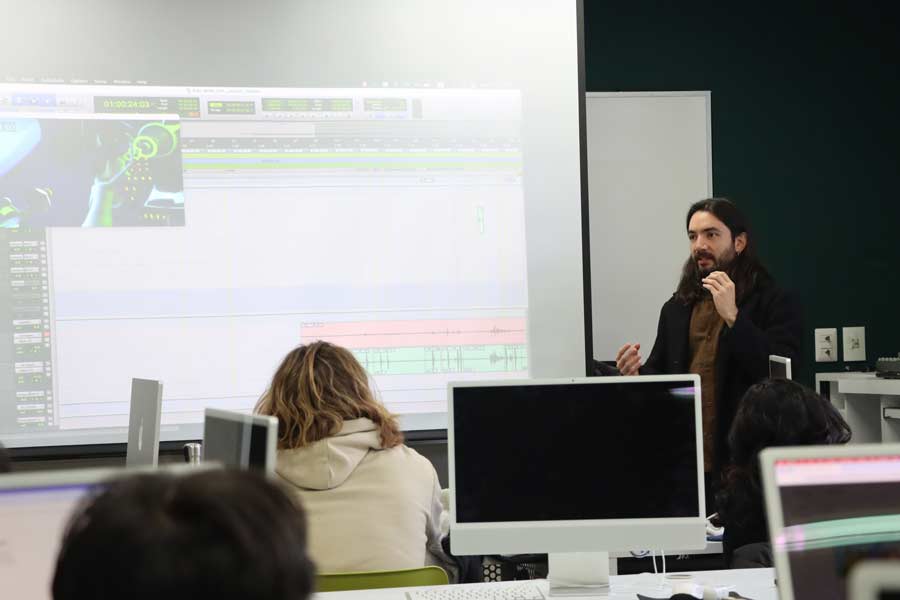 Jaime Sainz durante su taller de foley en el campus Monterrey.