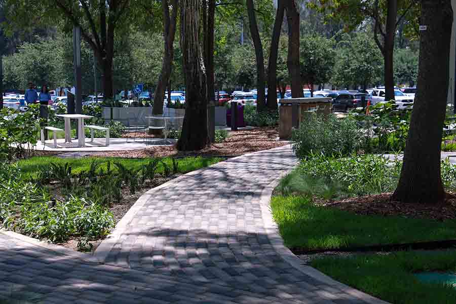 Jardín para estudio colaborativo en Tec Guadalajara.