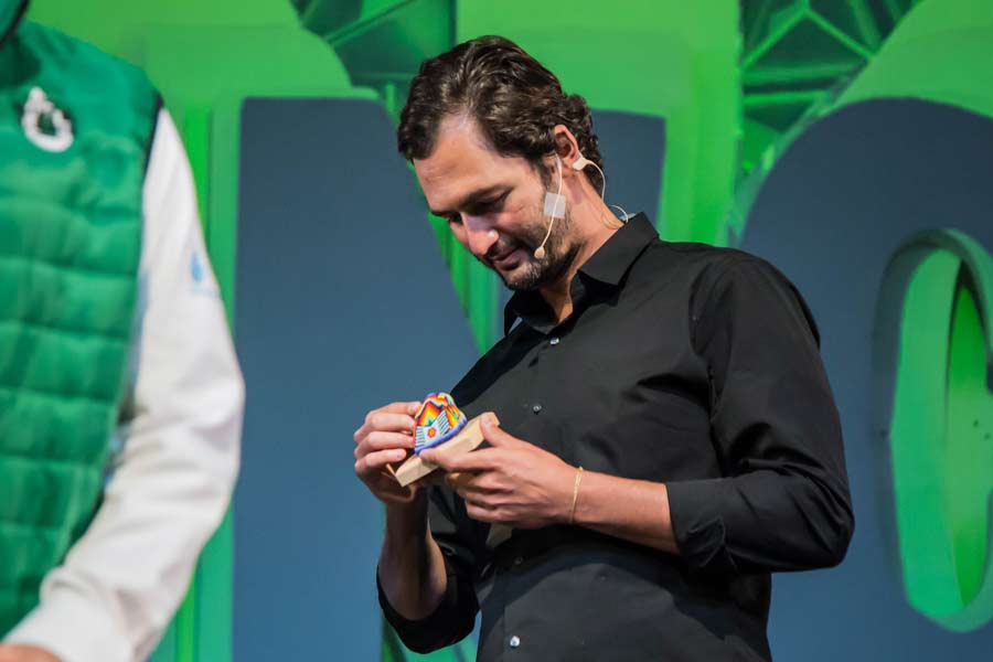 Jason Silva recibe arte huichol.