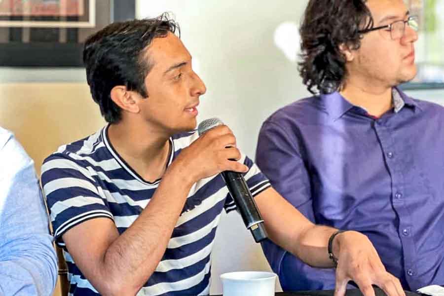 Joven hablando con un micr&oacute;fono.