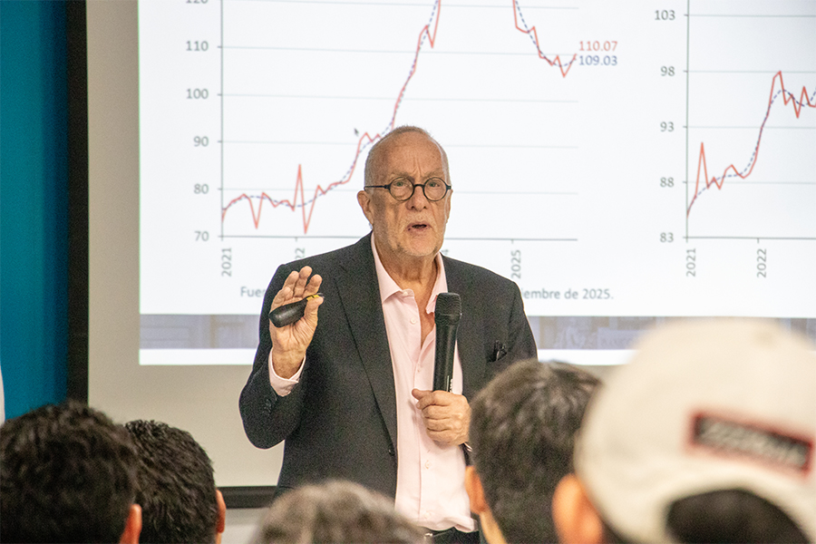 Jonathan Heath dando conferencia a estudiantes en el Tec campus Saltillo.