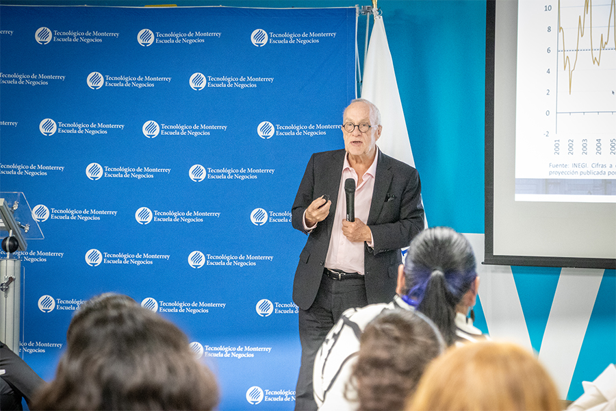 Jonathan Heat dando conferencia en el Tec campus Saltillo.