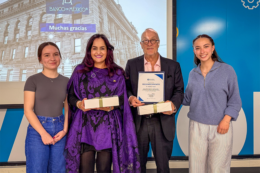 Jonathan Heath recibiendo un reconocimiento por parte del Tec campus Saltillo.