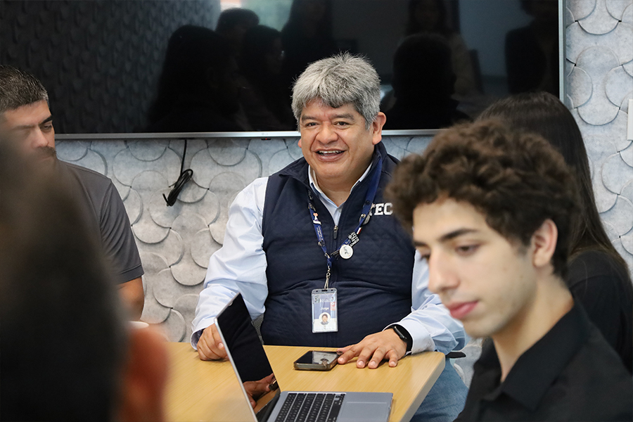 Jorge Membrillo junto a integrantes de la REACH Alliance durante una sesión de trabajo.