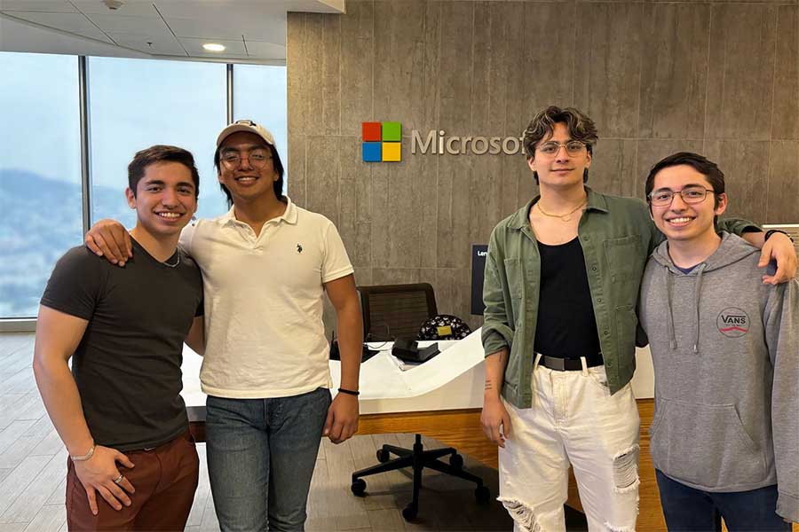 Jorge Vadivia, graduado del Tec de Monterrey, junto a equipo en Microsoft.