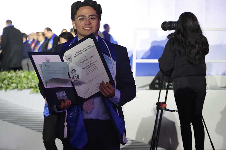 Jorge Valdivia con título de profesional en graduación del campus Monterrey.