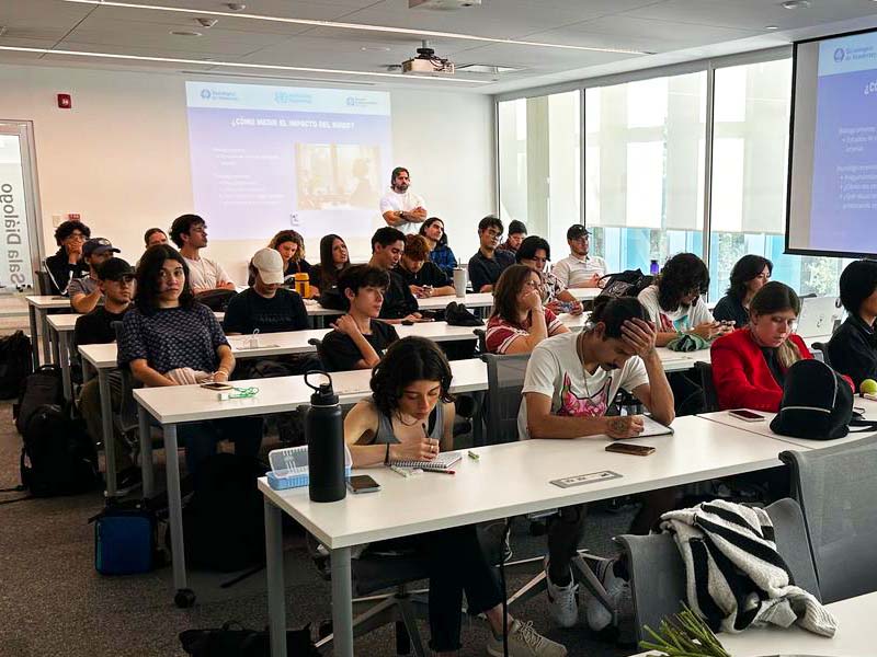 La serie de pláticas en salud auditiva se llevaron a cabo en la biblioteca del Tec, Campus Monterrey.