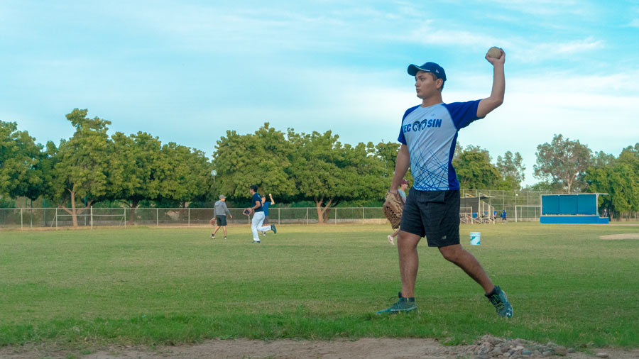 jose angel flores entrenando en campo de softball