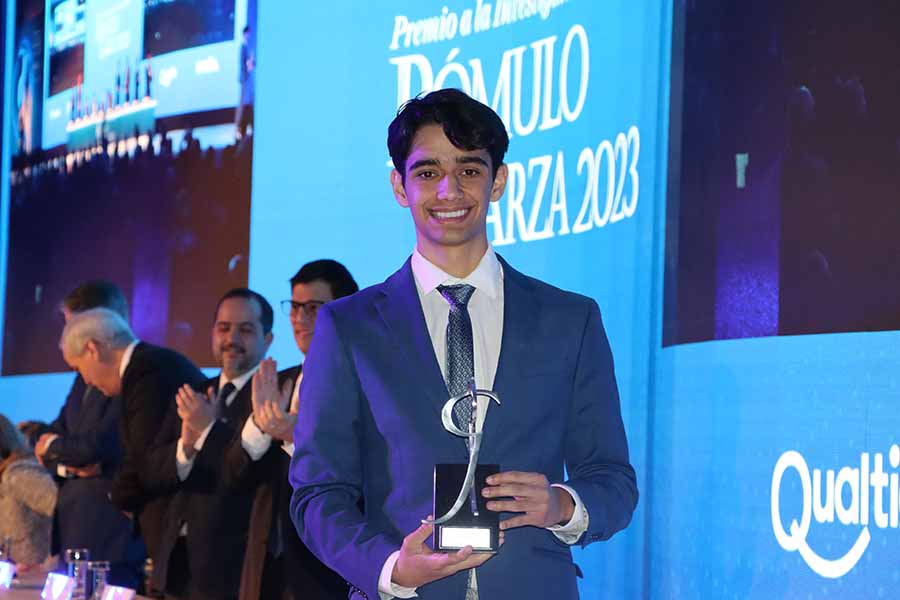 José María Salvador, estudiante de PrepaTec Santa Catarina, ganó el Premio Rómulo Garza por proyecto de investigación a nivel preparatoria.