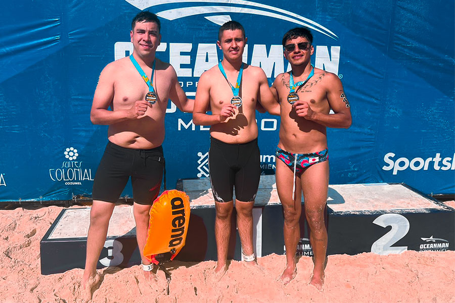 José Mauricio Olivas recibiendo el tercer lugar de aguas abiertas en la competencia clasificatoria en Cozumel