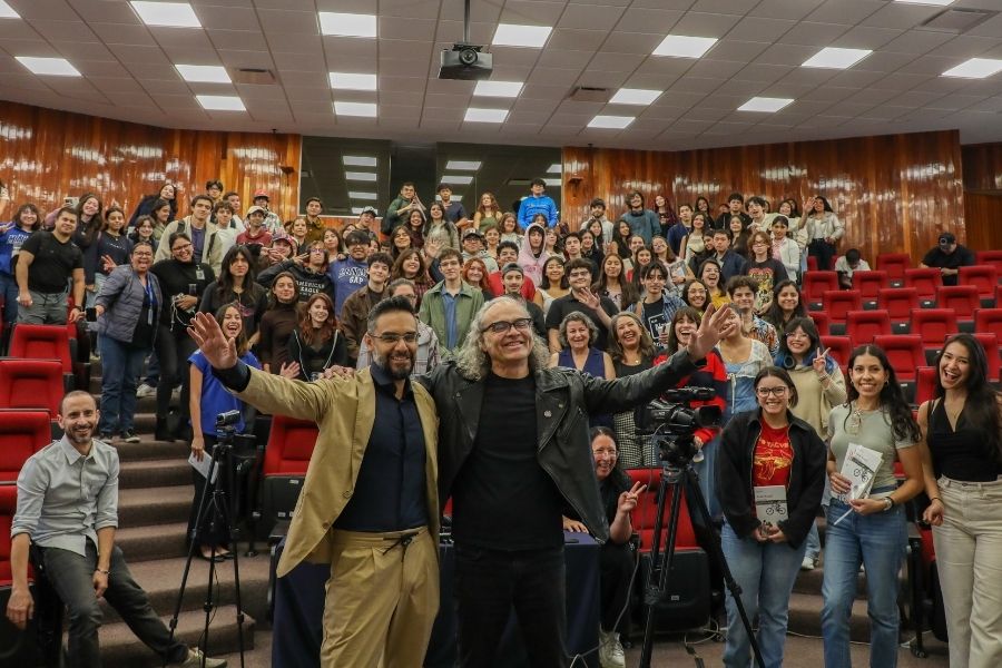 Joselo Rangel con los profesores y estudiantes que asistieron a la presentaci&oacute;n de su libro: Final feliz.