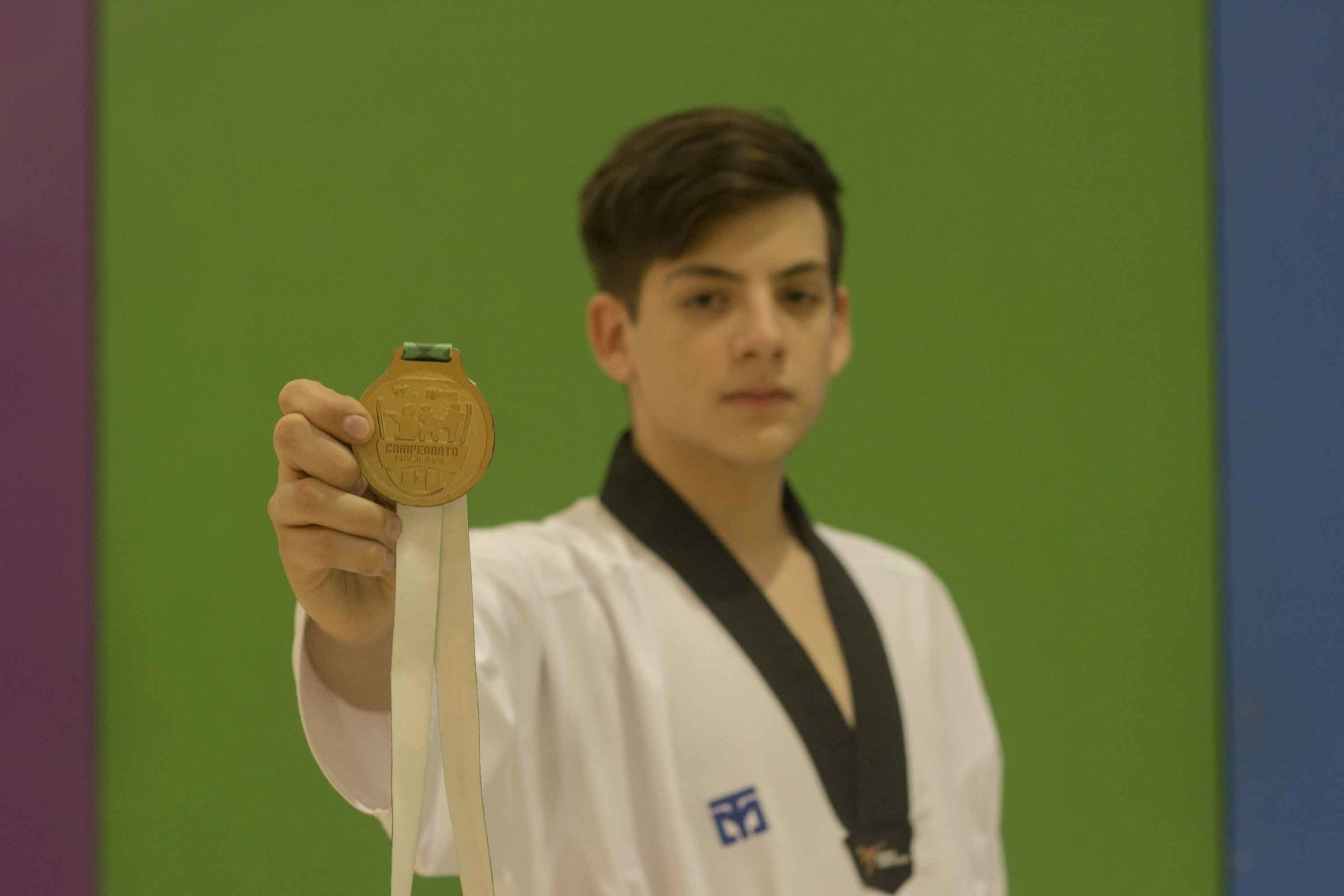 Joseph posando con su medalla de oro de la competencia nacional juvenil.