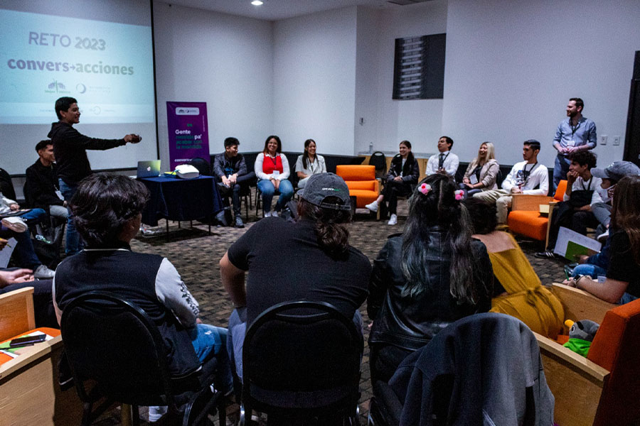 Jóvenes mexicanos colaboran para crear propuesa que acabe con las mordidas de tránsito.