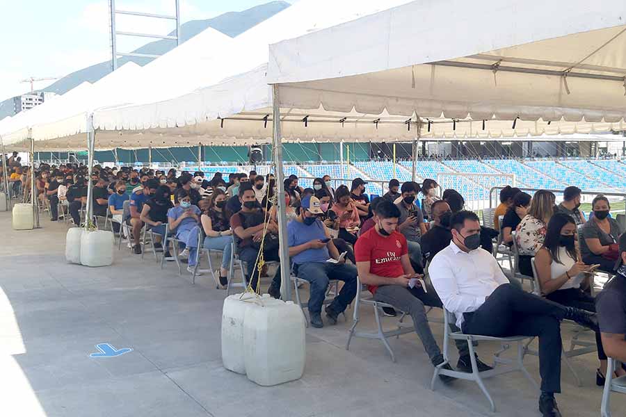 Miles de jóvenes asistieron al Estadio Banorte para la aplicación de la vacuna.