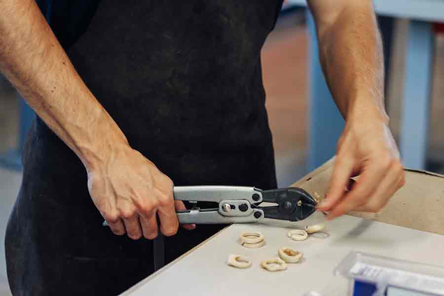 Aprenden a crear joyería en taller de joyería del Tec Guadalajara.