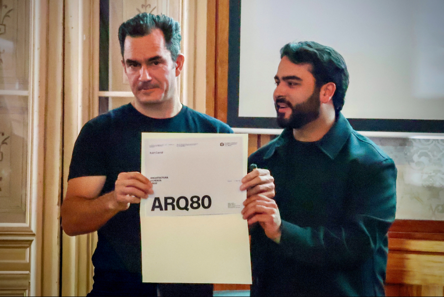 Juan Carral recibe reconocimiento por su conferencia para celebrar en Chihuahua 80 a&ntilde;os de Arquitectura en el Tec.