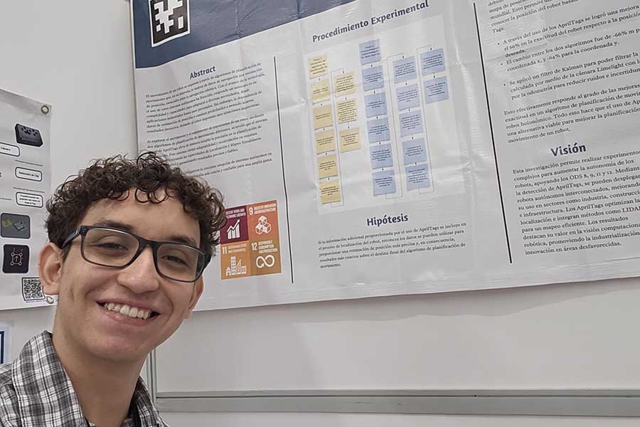 Juan Pablo Gutiérrez, estudiante del campus Monterrey, en Expo Ciencias nacional en Tabasco.
