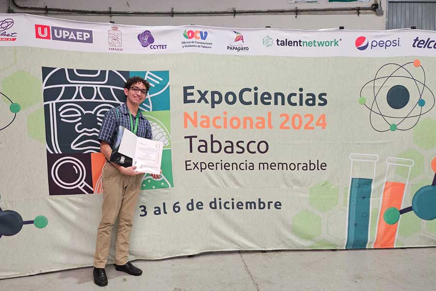 Juan Pablo Gutiérrez, estudiante del campus Monterrey, en Expo Ciencias nacional en Tabasco.