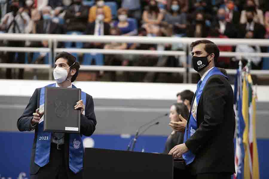 Juan Pablo Murra se dirigió a los recién graduados del campus Querétaro para aconsejarles pensar positivamente sobre el futuro y tomar la responsabilidad de construirlo.