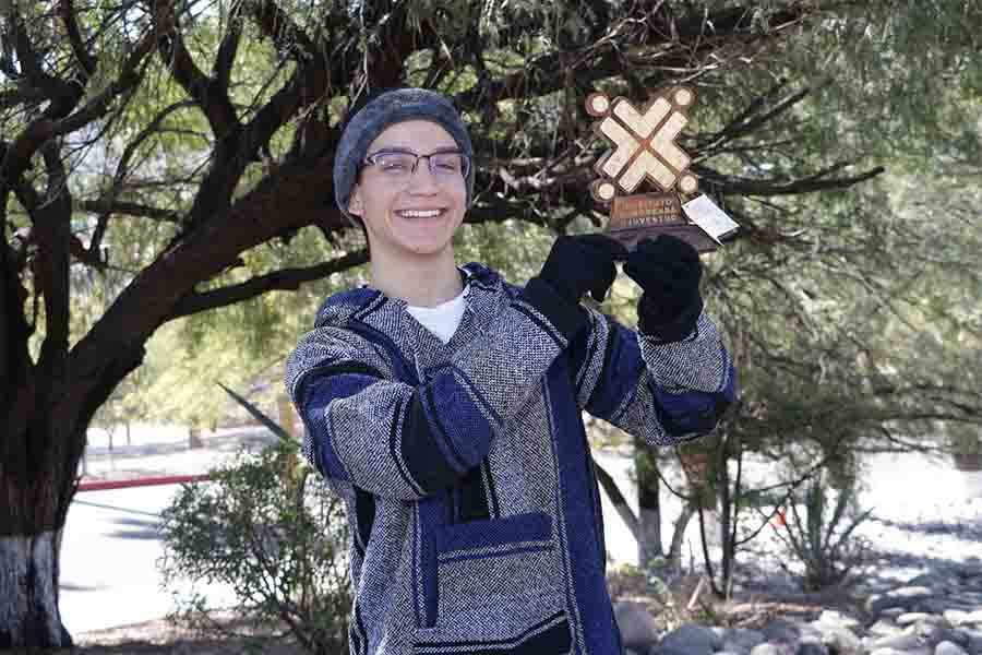 Juan Pablo Ortega con su premio de la categoría Musica y Canto