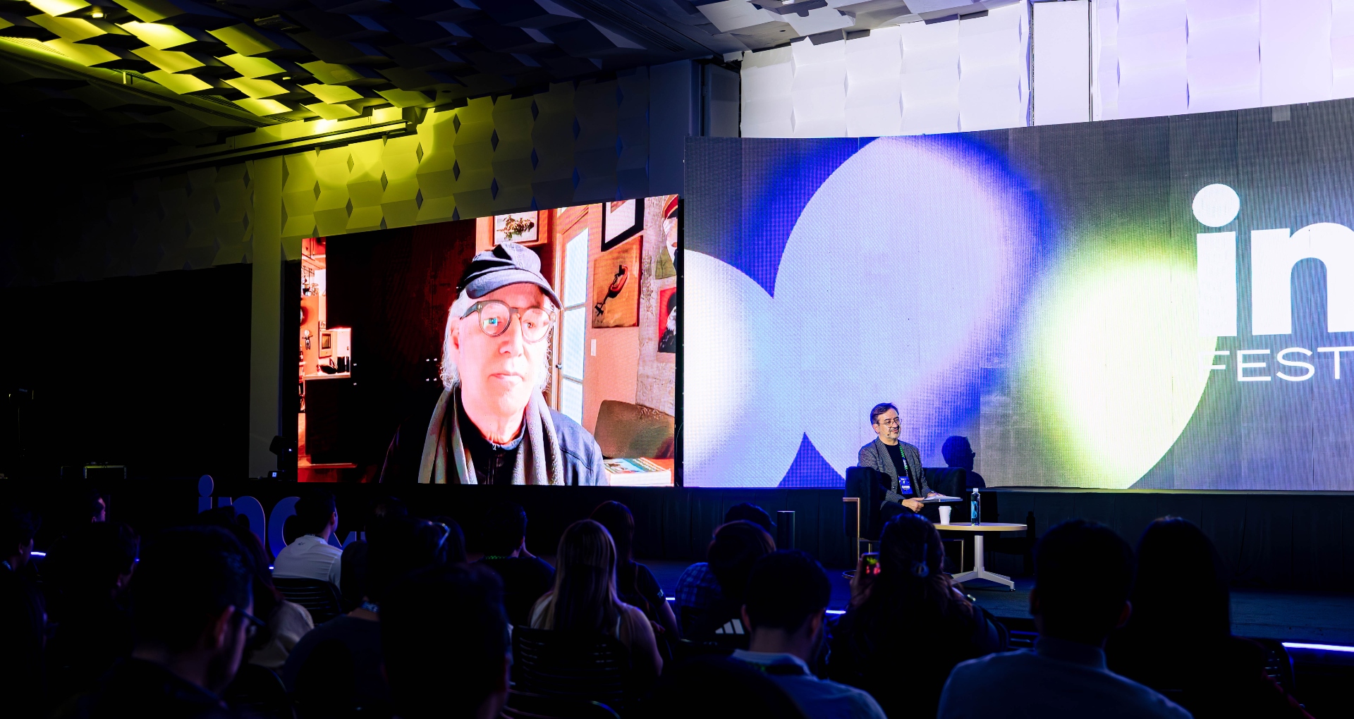 Juan Manuel Aguirre, del Tec de Monterrey, sentado en el escenario del incMTY, charlando con Zev Siegl