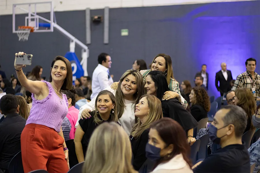 Directora Judith Soto y asistentes al lanzamiento de las 4 carreras completas