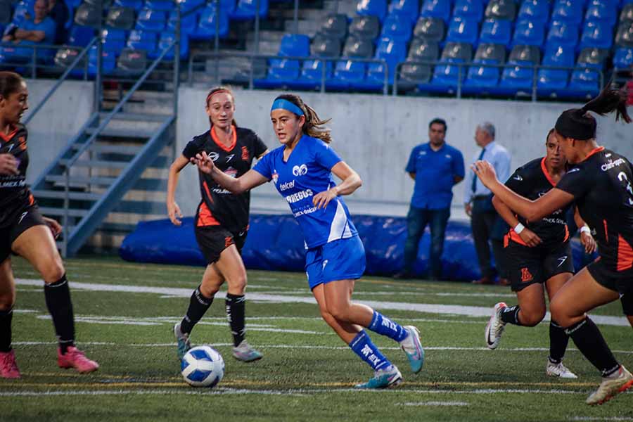 Jugadores de Borregos Monterrey femenil de fútbol soccer en final de Campeonato Universitario Telmex-Telcel contra Leones Anáhuac.