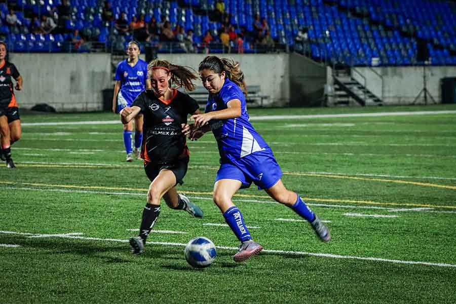 Jugadora de Borregos Monterrey de PrepaTec en partido final de CONADEIP.