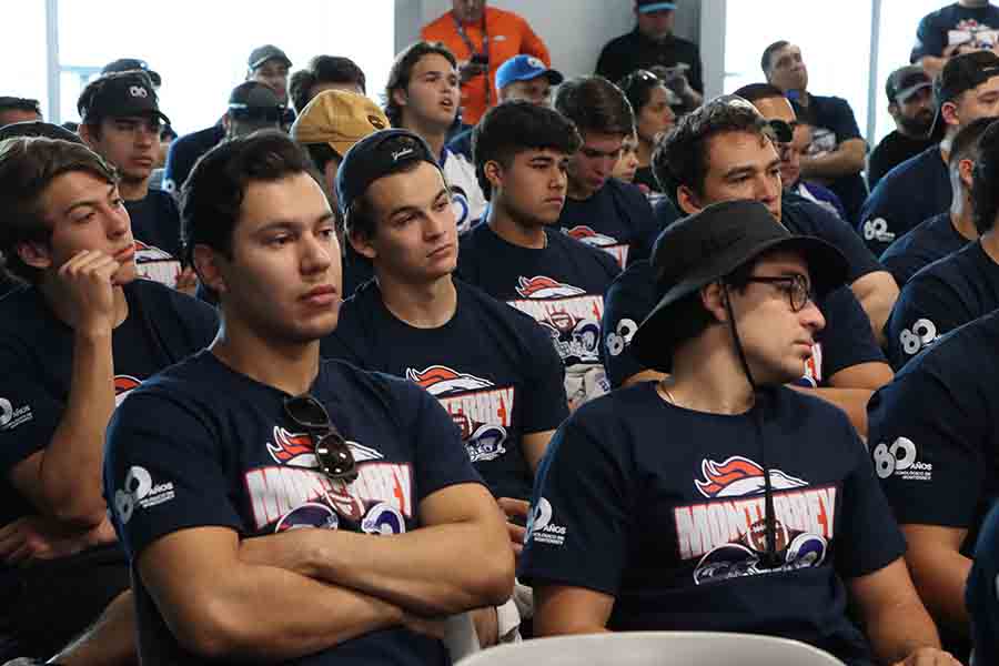 Jugadores que Borregos Monterrey que asistieron al diálogo que fue parte de una colaboración entre el Tec de Monterrey y Broncos de Denver.