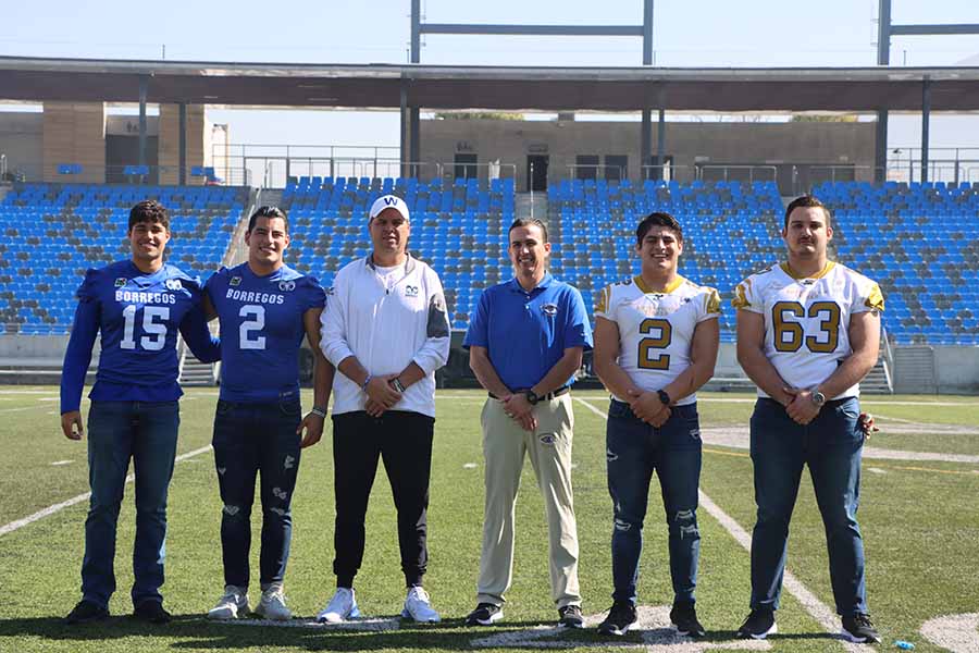 Fernando Sarabia, Mauricio Martínez y Carlos Altamirano, jugadores y entrenador de Borregos Monterrey, junto a Antonio Zamora, Gael Reyes y Azael Granados, entrenador y jugadores de Auténticos Tigres.