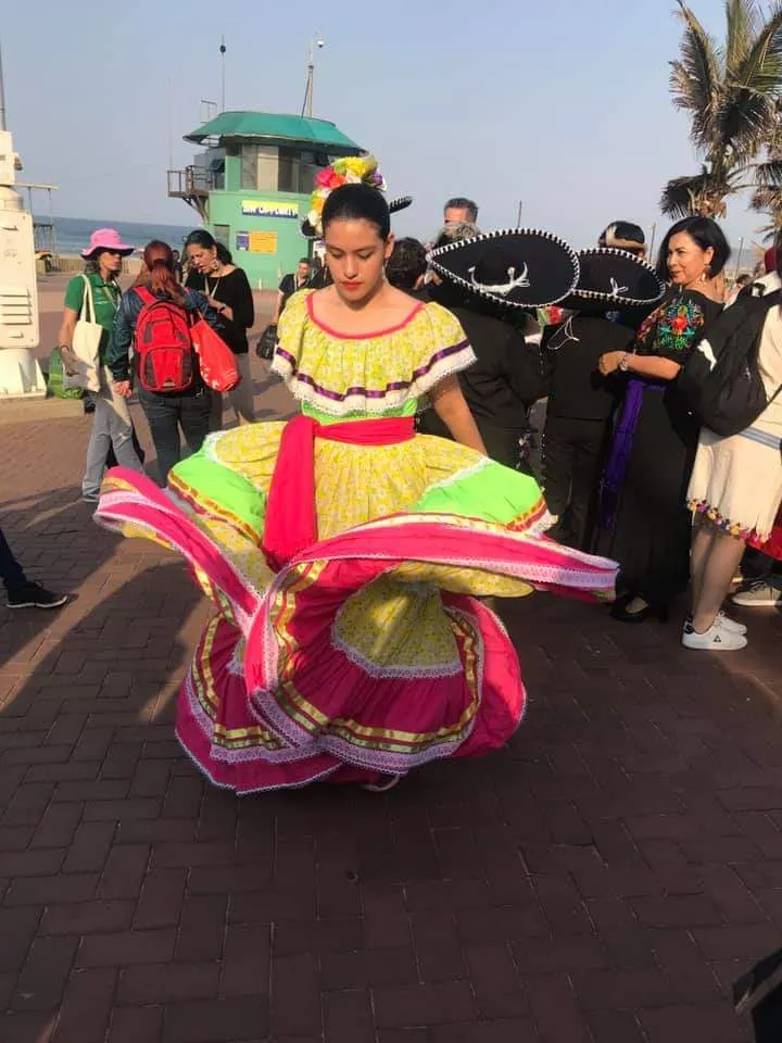Karla Rebecca bailando folclore en una plaza pública