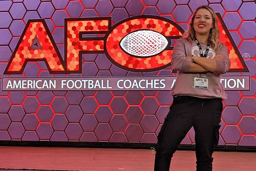 La coach Kelly se ha capacitado dentro y fuera de México, y ha sido reconocida por la NFL por su trayectoria y logros en el futbol americano colegial.