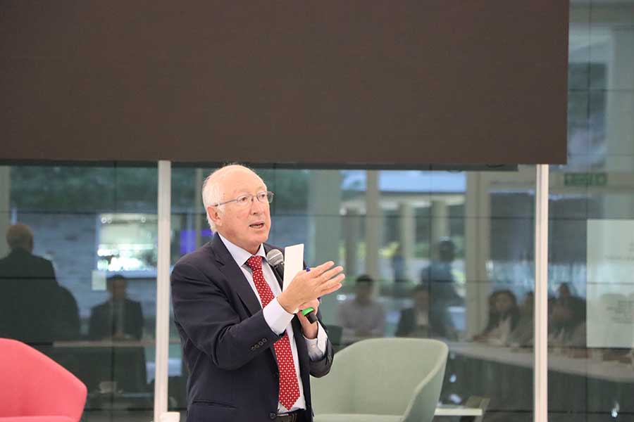 Ken Salazar, Embajador de México en Estados Unidos, en diálogo con estudiantes del campus Monterrey.