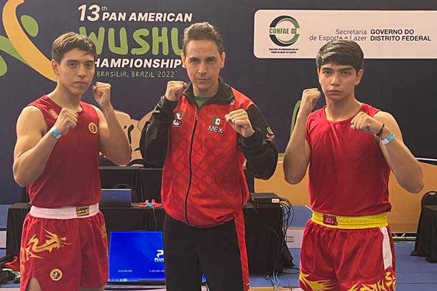 Kevin junto su papá y su hermano Alexis, quienes practican Wushu.