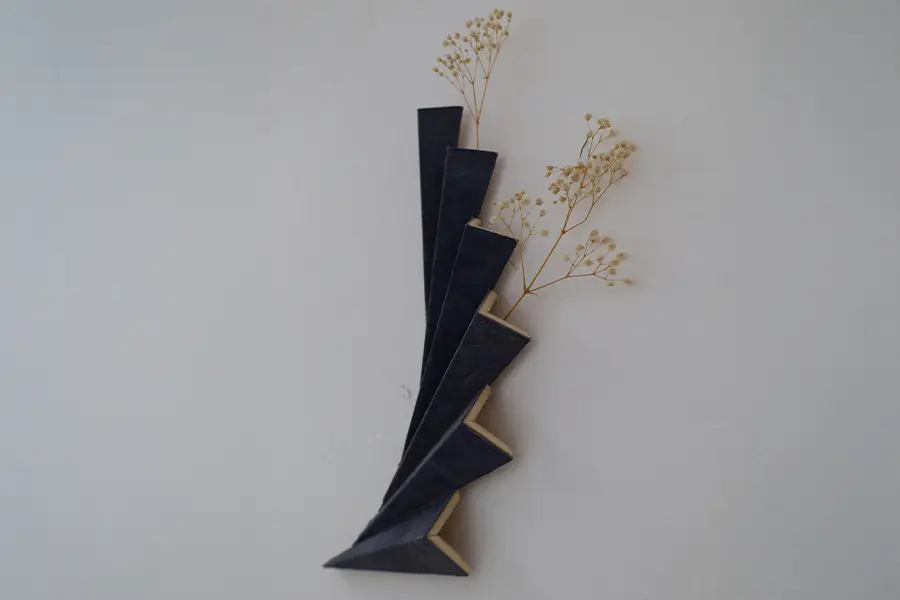 Florero modular Komorebi, dise&ntilde;ado por Carol Granciano con biomaterial Celium e inspirado en la t&eacute;cnica japonesa de kirigami.