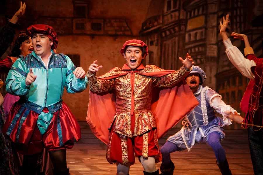 Escena de Something Rotten!, comedia musical presentada el semestre pasado en el campus Monterrey.