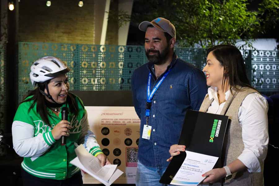 Entrega del reconocimiento al Tec y distritotec durante rodada.