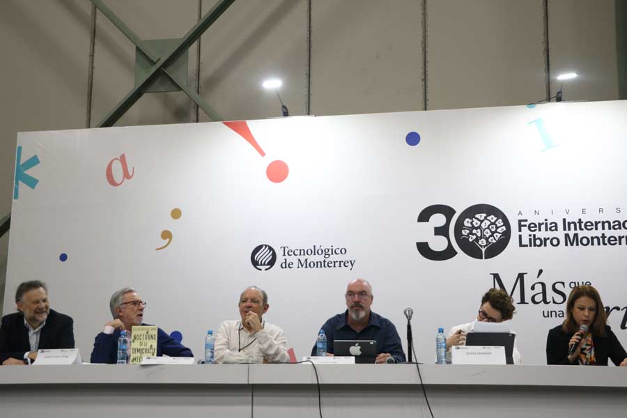 En la mesa de El periodista participó López-Doriga y Denise Maerker.