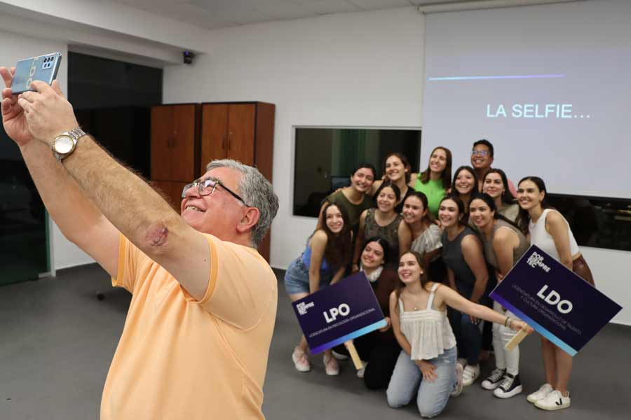 Durante el último día de clase las y los estudiantes se tomaron una fotografía con José Luis Montes.